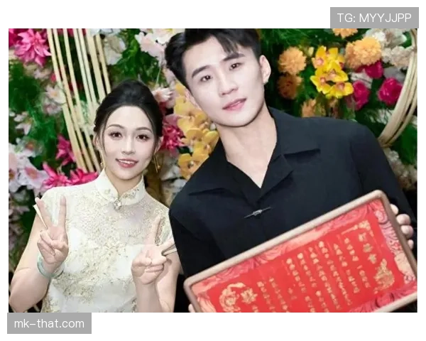 常园早上提着菜篮子出门，下午社交照里靠窗喝香槟，这反差我服