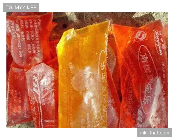 王昶家的冰箱里塞满了能量饮料，训练完直接拿瓶当水喝